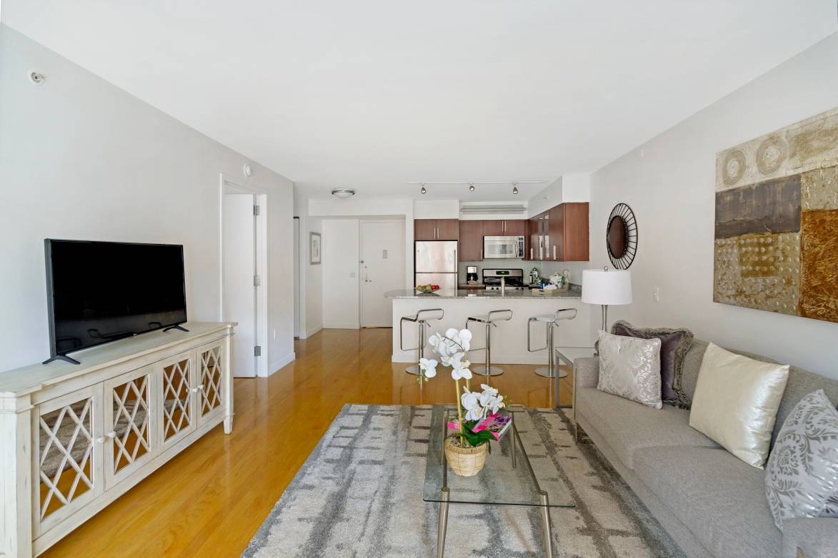 This elegant apartment is the epitome of downtown luxury, and it is just perfect for those looking to find a balanced NYC lifestyle while maintaining immediate access to Chelsea s ...