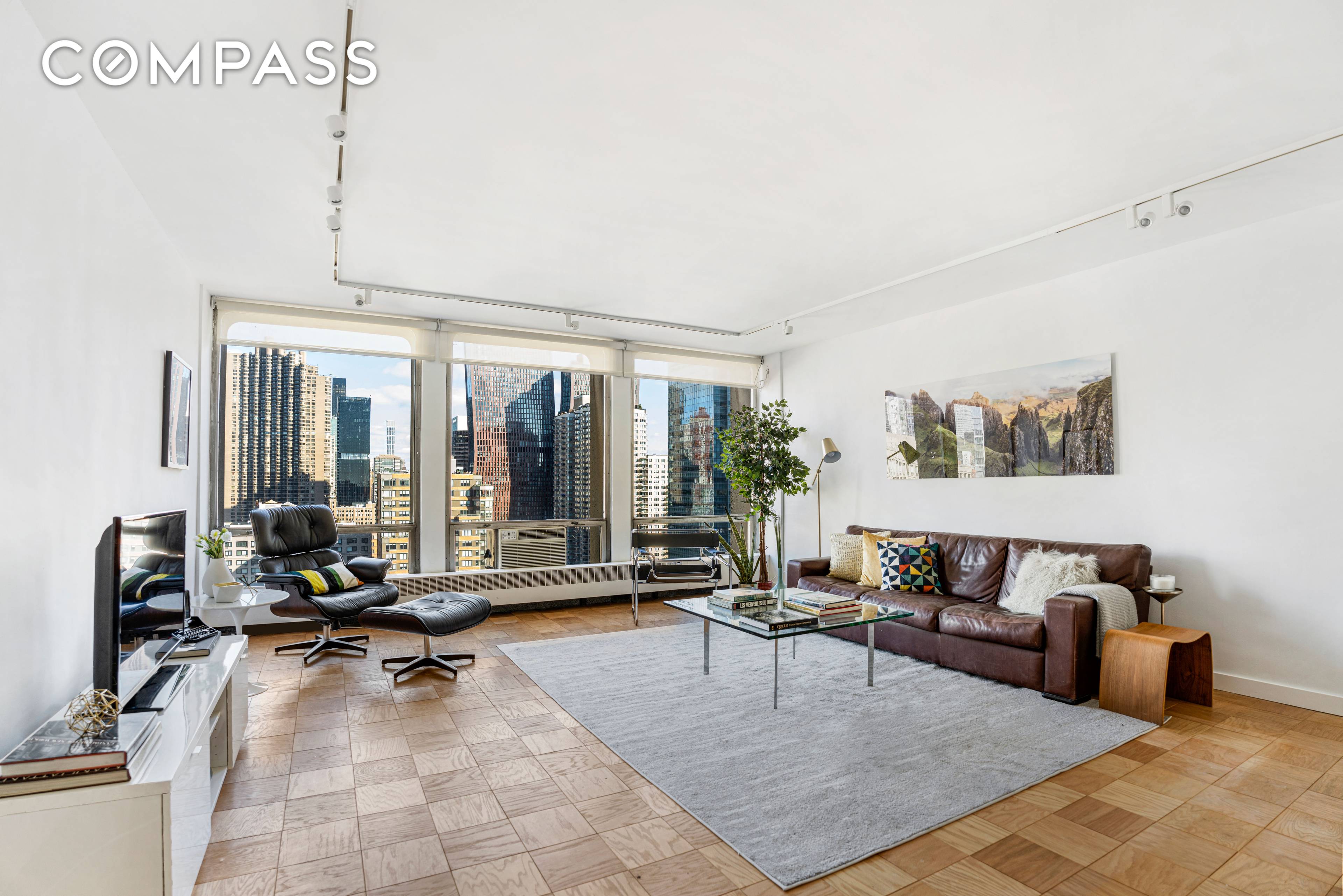 Perched on the 20th of 21 floors, this bright and spacious one bedroom apartment features over 27 feet of floor to ceiling windows.