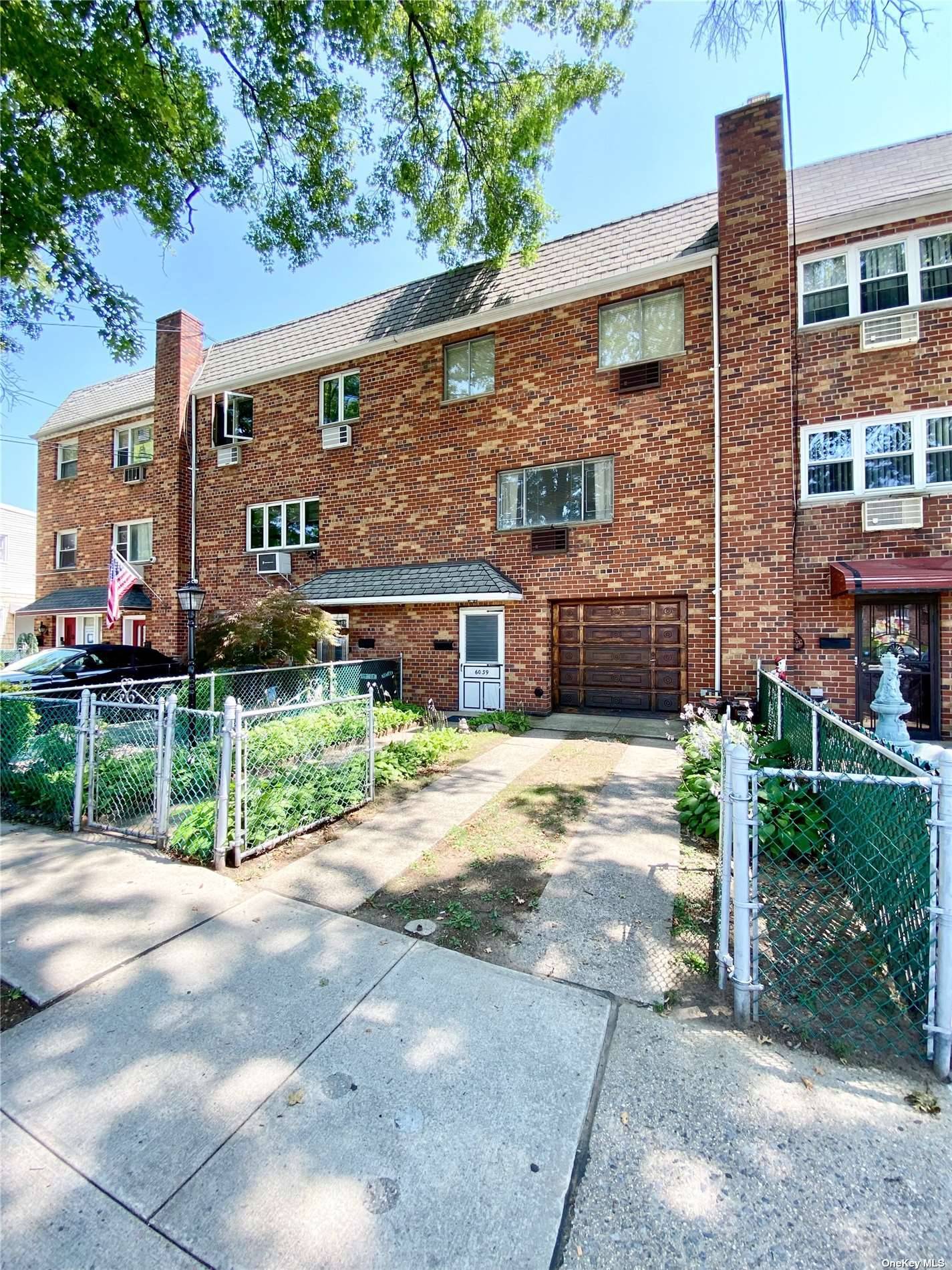 Welcome to this large legal 1 Family house located in central Maspeth, Queens.