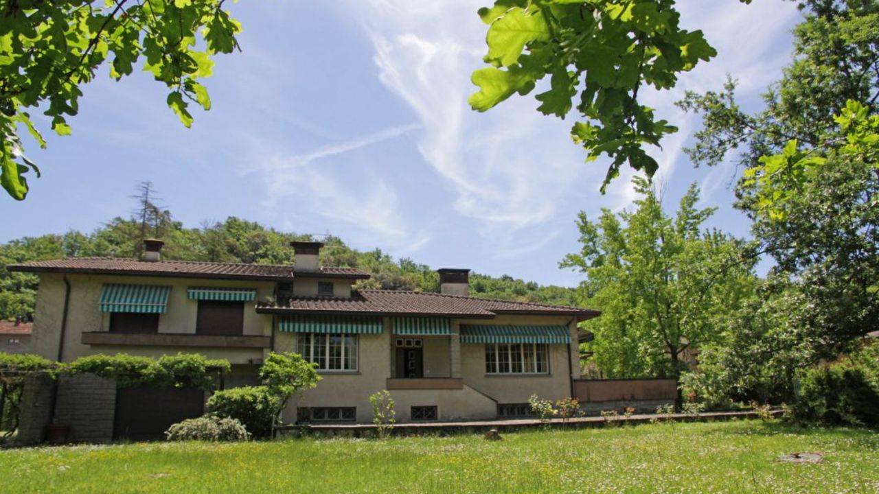 Tuscany. luxury villas, property for sale in Arezzo, a few km from the famous Tuscan city. For sale elegant villa with large park