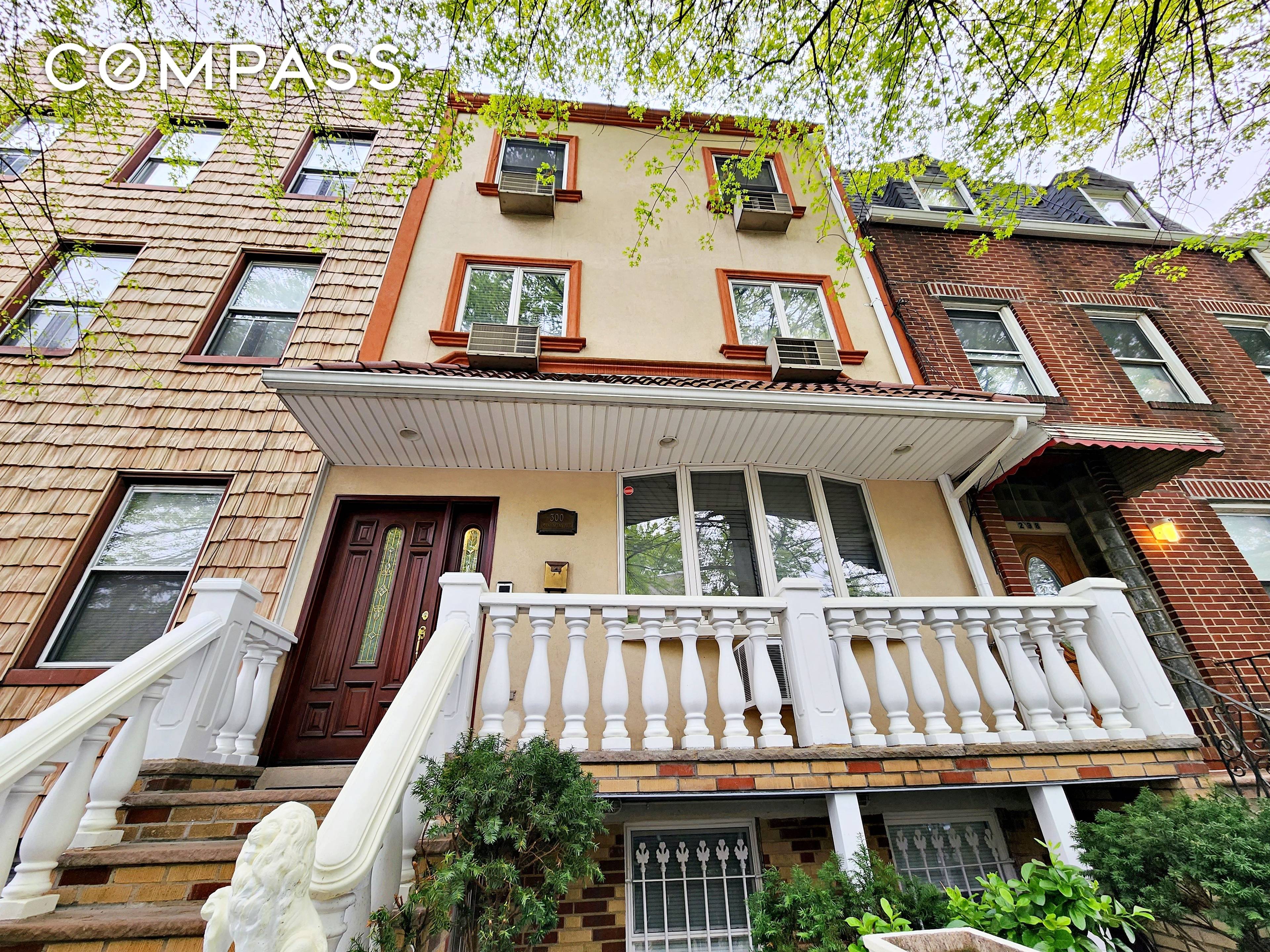 For videos of all our units visit instagram BrokeringBrooklyn Discover an exceptional opportunity to reside in this exceptional and spacious Williamsburg residence.