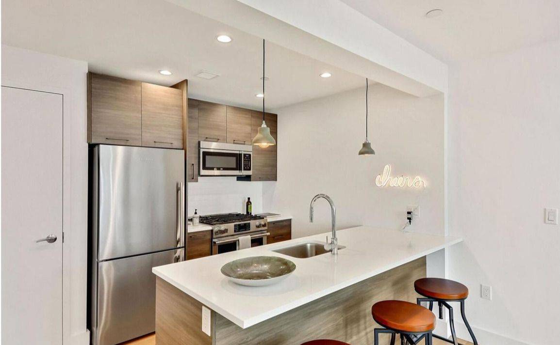 241 Atlantic offers sprawling floorplans, featuring full sized kitchens complemented by white quartz countertops, soft touch closing cabinets custom made in Italy, with Beko and Bloomberg stainless steel appliances.