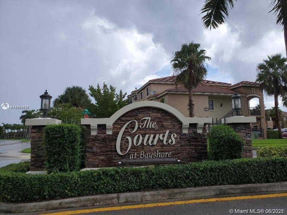 Beautiful corner unit, first floor entry, 3 bedroom and 2 bathroom townhouse located in the beautiful Cutler Bay area !