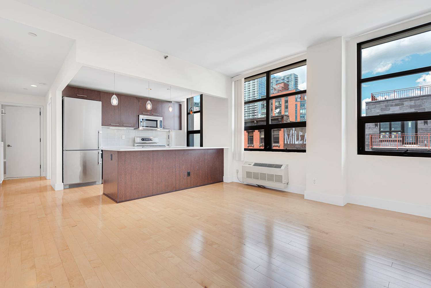 Excellent large one bedroom, full bathroom unit with full size modern kitchen located a couple of blocks from the waterfront and a few blocks from the 7 train.