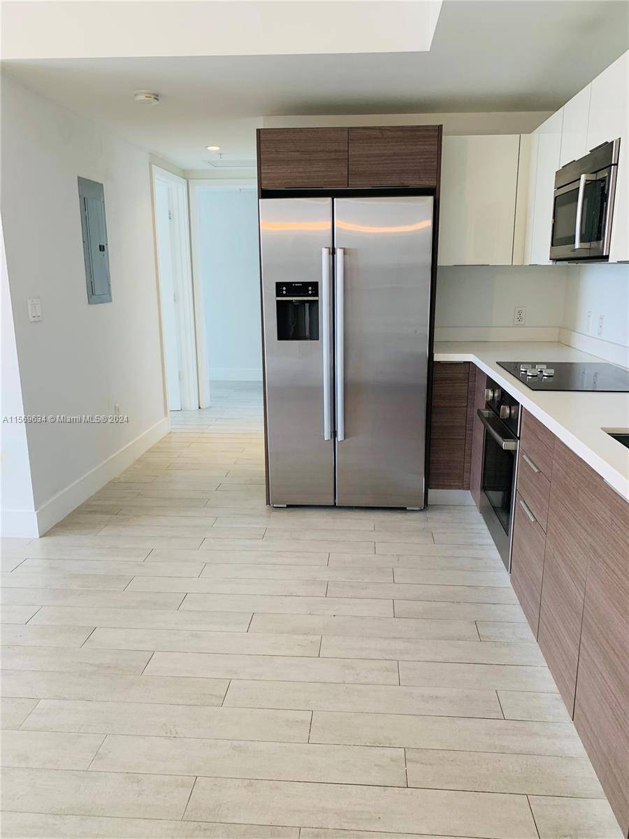 MAKE YOUR DREAM COME TRUE AND LIVE IN THIS BEAUTIFULL APARTMENT 2 BEDROOM 2 BATH LOCATE IN THE HEARD OF BRICKELL, EXCELLENT AMENITIES POOL, BBQ AREA, KIDS PLAYROOM, 24 HOURS ...