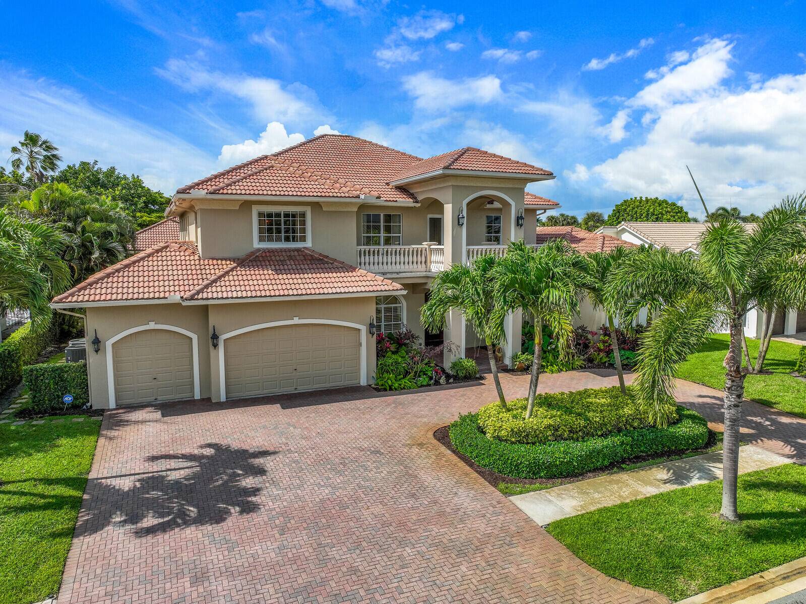 This gorgeous Mediterranean property in Bocaire Country Club is located on a south exposure, Kipp Schulties designed golf course with sensational vistas, clubhouse with five star dining, 5 Har Tru ...