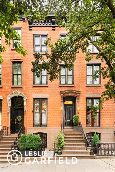 292 Hicks Street is a beautifully renovated, charming townhouse in the heart of Brooklyn Heights.