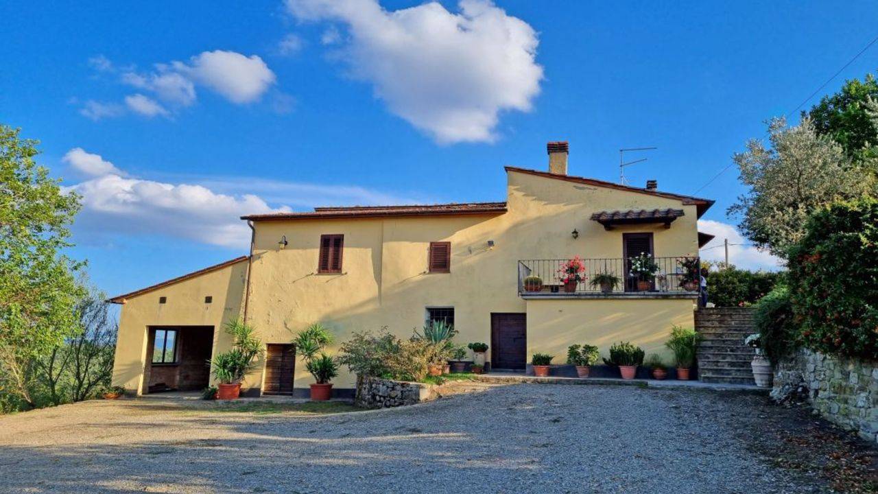 For sale in Tuscany, Valdichiana, province of Arezzo, single villa, farmhouse with 2 hectares of land in a panoramic position