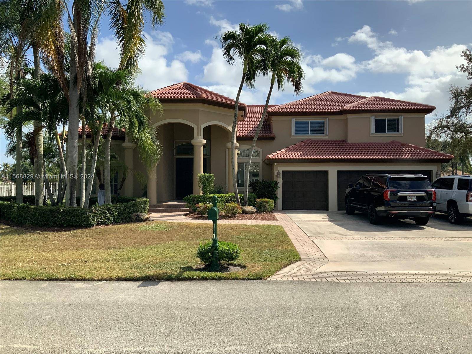Resort lifestyle Impeccable beautiful 5 Bedroom, 1 Den, 3 full bathroom home in Davie sitting on a builders acre.