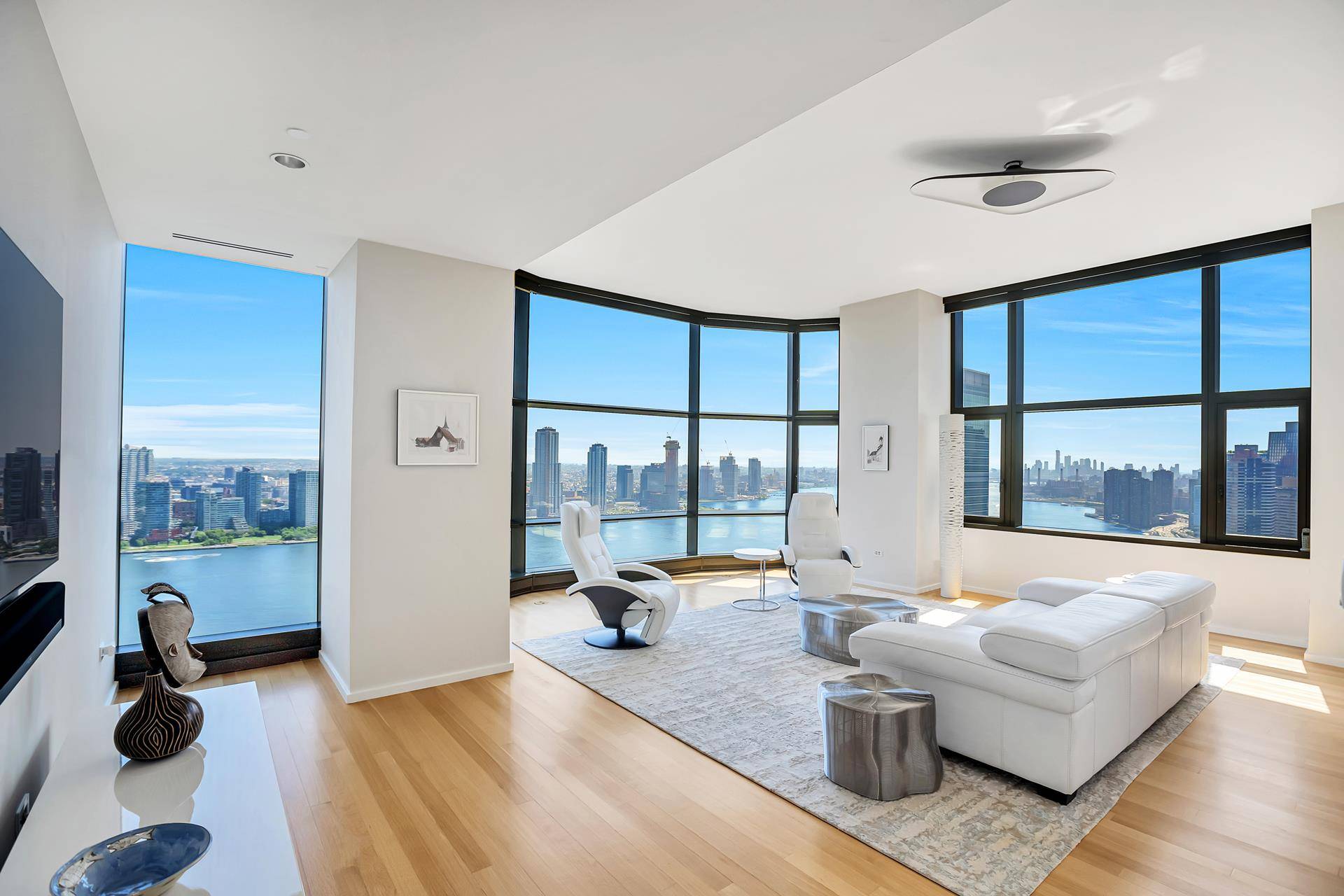 Sophisticated and sun drenched, this corner three bedroom, three bathroom luxury condominium residence designed by architect Sir Norman Foster, is the highest floor available in the line.