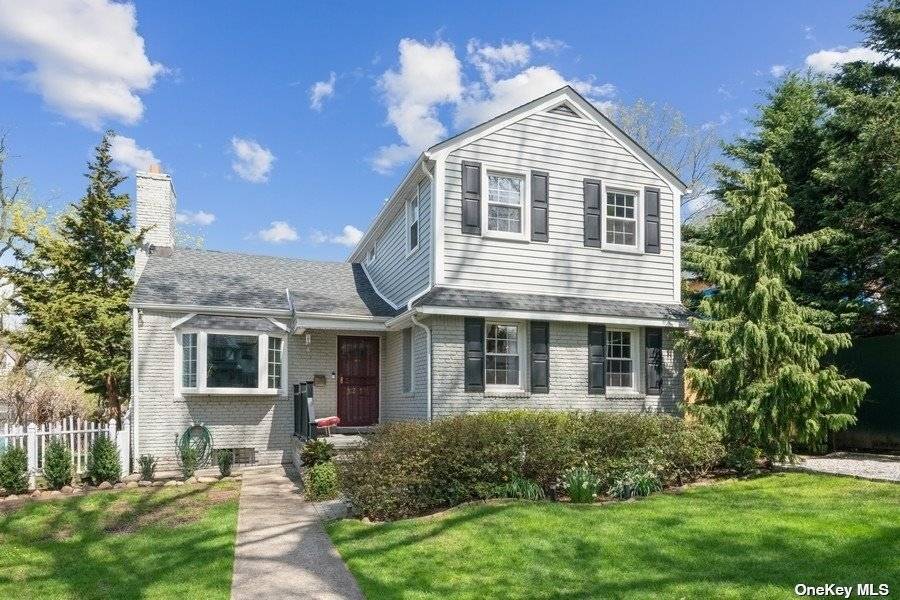 Beautifully renovated house located in a prestigious area of Little Neck.