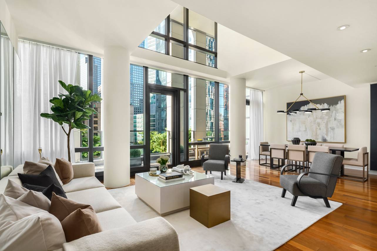 PRICED TO SELL THE LOWEST ASKING PPSF IN THE BUILDING FOR ONE OF THE BEST LAYOUTS The amenities just underwent a year long complete renovation by the well known Clodagh ...