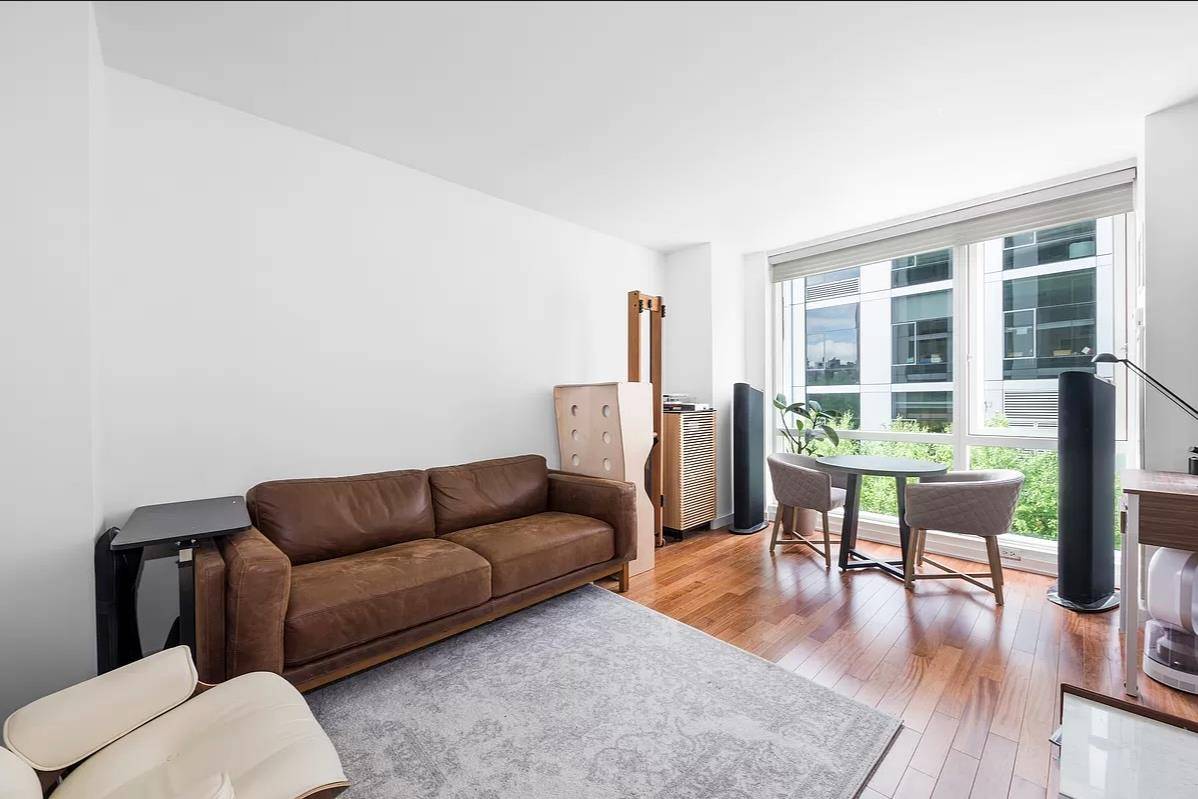 BEAUTIFUL ALCOVE ONE BEDROOM AT 200 CHAMBERS STREET !