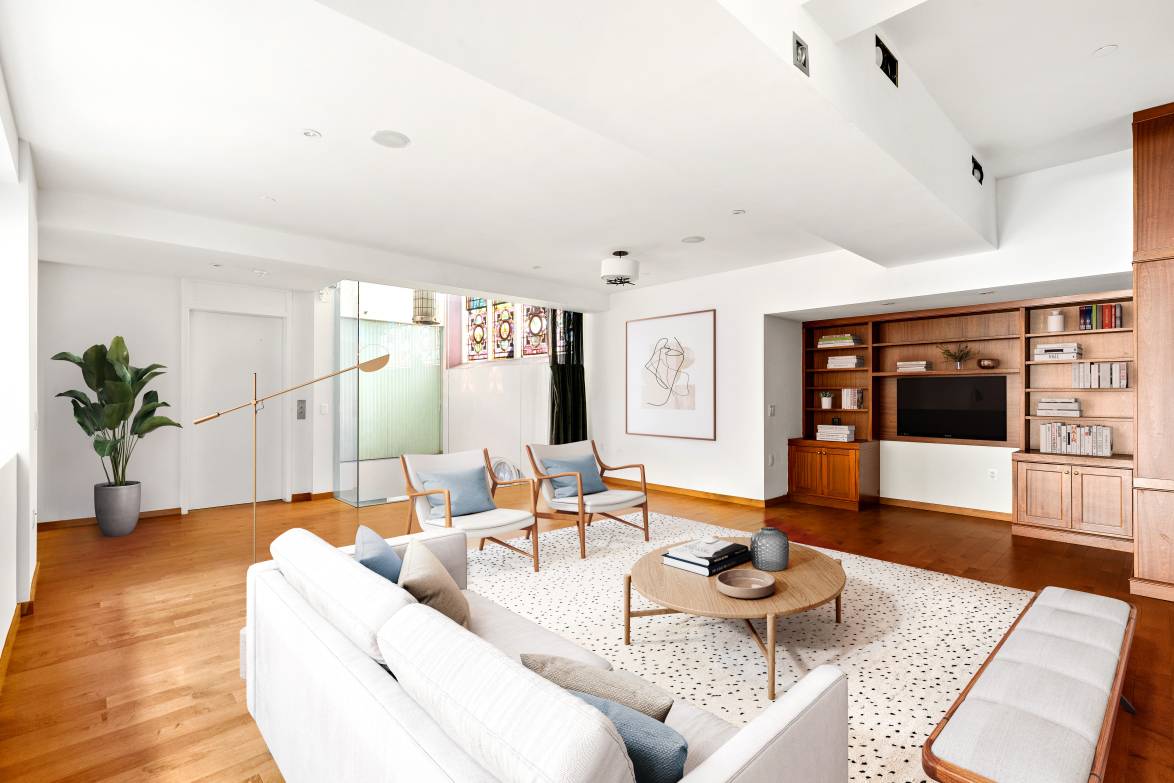 Perfectly positioned just off of Washington Square Park, Residence 3W at 135 West 4th Street offers contemporary living on an elegant, tree lined Greenwich Village block.