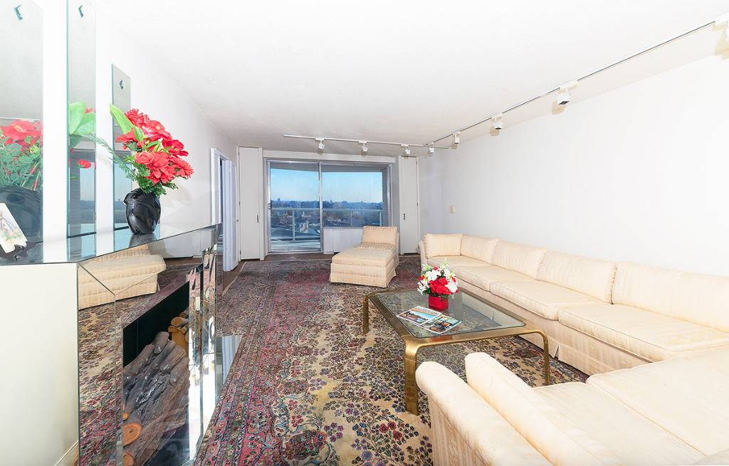 When you enter this large, graciously laid out JR4, One bedroom convertible 2 with one bathroom and a balcony you experience the brightness, space, eastern exposure and the view.