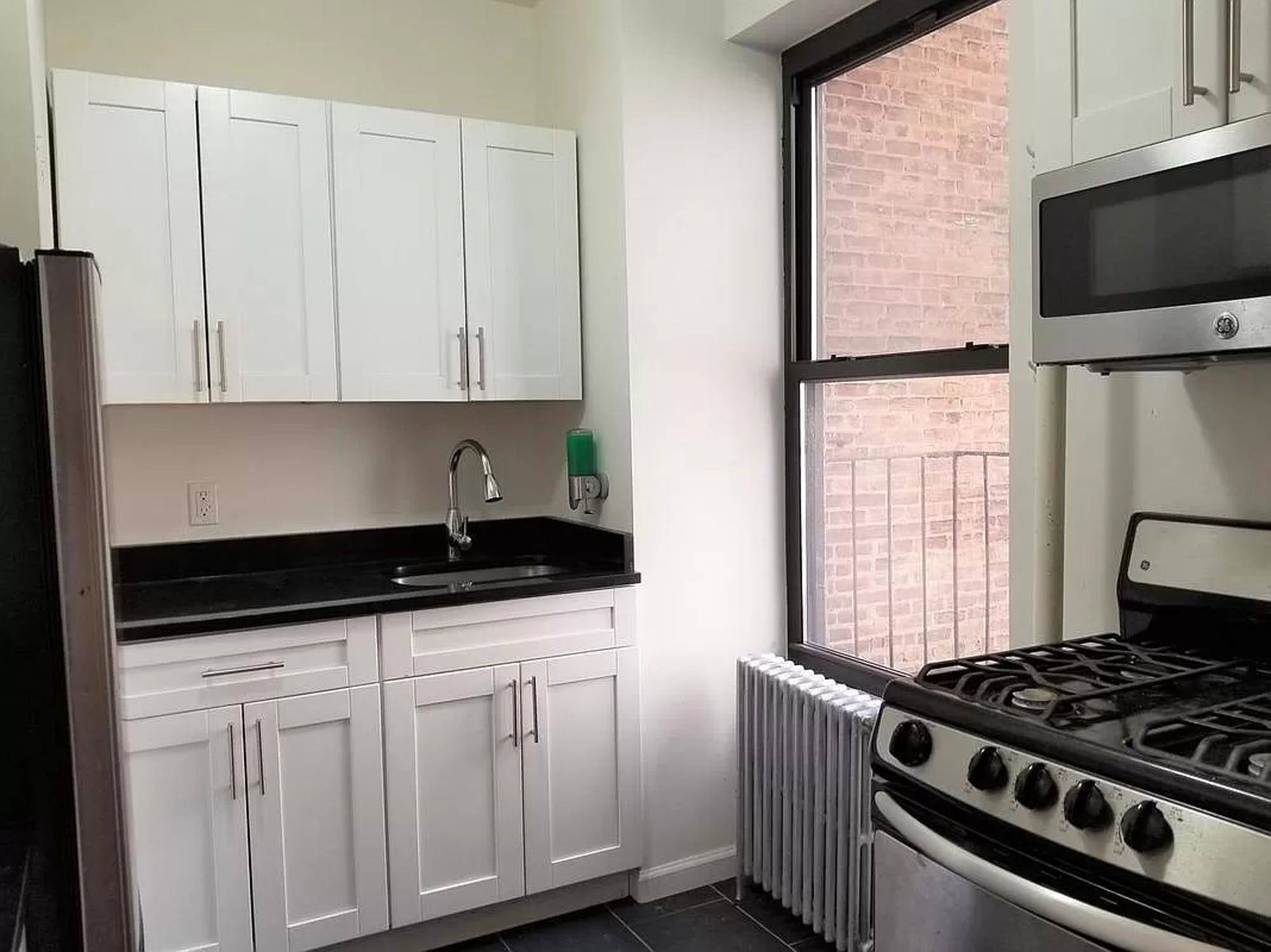 Newly Reduced ! ! ! ! No Fee 2 Months free Large 1 bedroom apartment located in prime Hudson Square, available NOW !