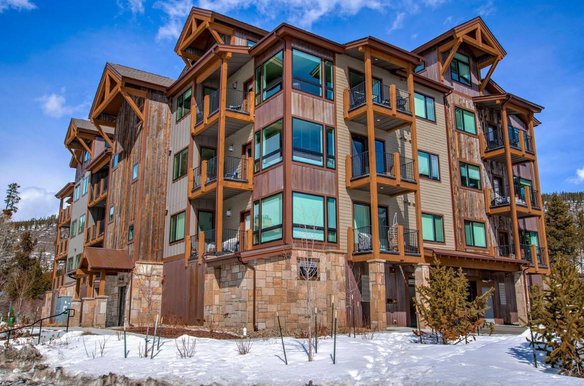 This luxurious, oversized Keystone condo offers an ideal balance of location, exquisite designer finishes, spacious rooms, amenities and gorgeous views !