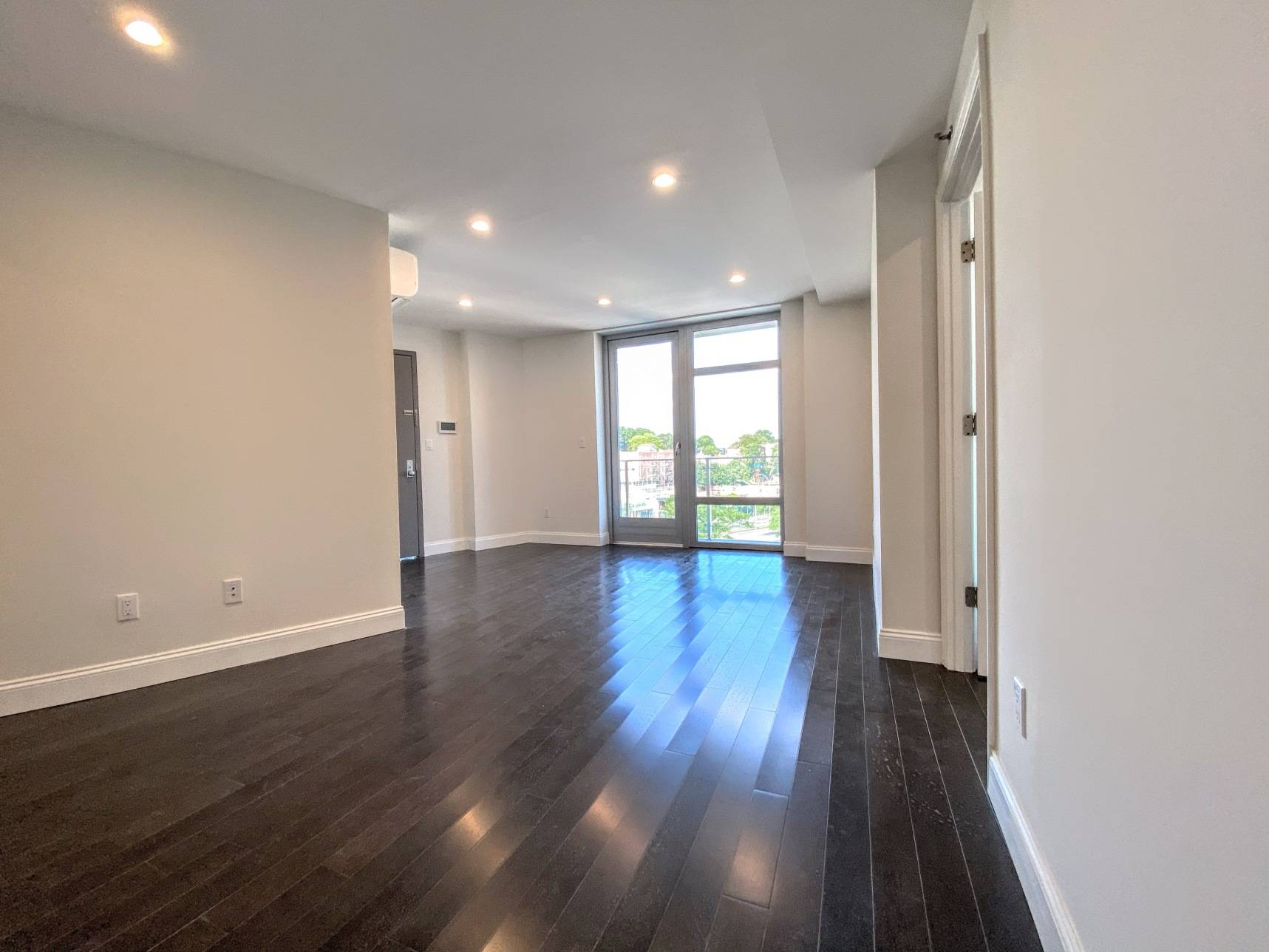 Woodside s stunning new luxury no fee rental building, 46 02 70th Street European finishes, beautiful wood floors, brilliant light from floor to ceiling windows and perfect floorplans.