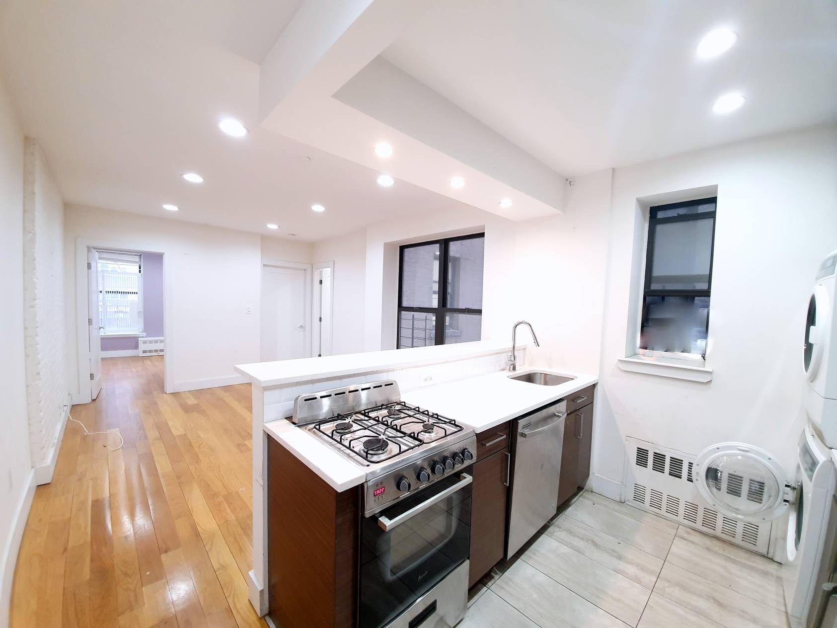 GORGEOUS Renovated 2 Bedroom with WASHER DRYER in unit !