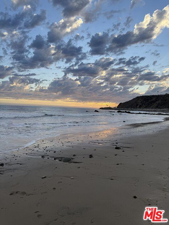Beach 6 min walk