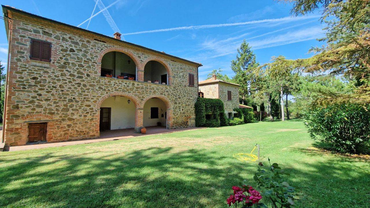 Tuscan stone farmhouse with pool and land for sale in Lucignano, in the Tuscan countryside on the border between the provinces of Siena and Arezzo.