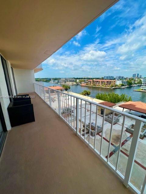 MILLION DOLLAR PANORAMIC VIEW OF THE INTRACOASTAL, BALCONY ALL AROUND.