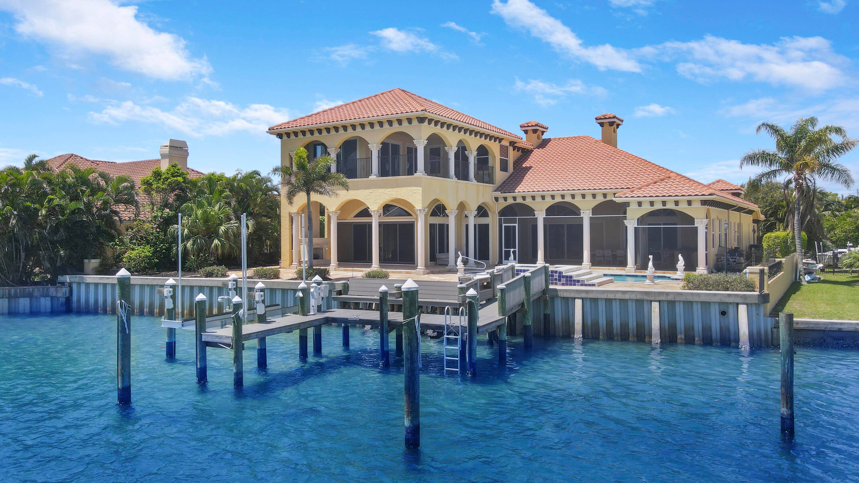 Well built estate home on the highly sought after Bahama blue water of the Intracoastal Waterway !