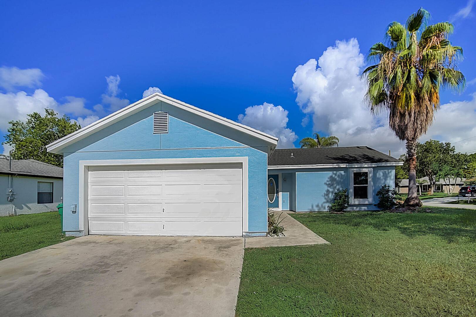This Port Saint Lucie one story home offers granite countertops.