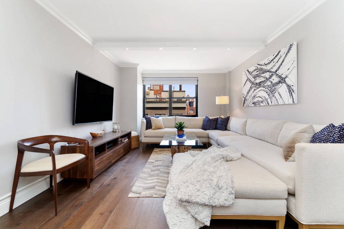 NEWLY RENOVATED HIGH FLOOR, OVERSIZED 1 BEDROOM WITH 3 EXPOSURES amp ; EMPIRE STATE VIEWSLocated in prime Gramercy, this recently renovated, professionally designed home awaits the discerning buyer.