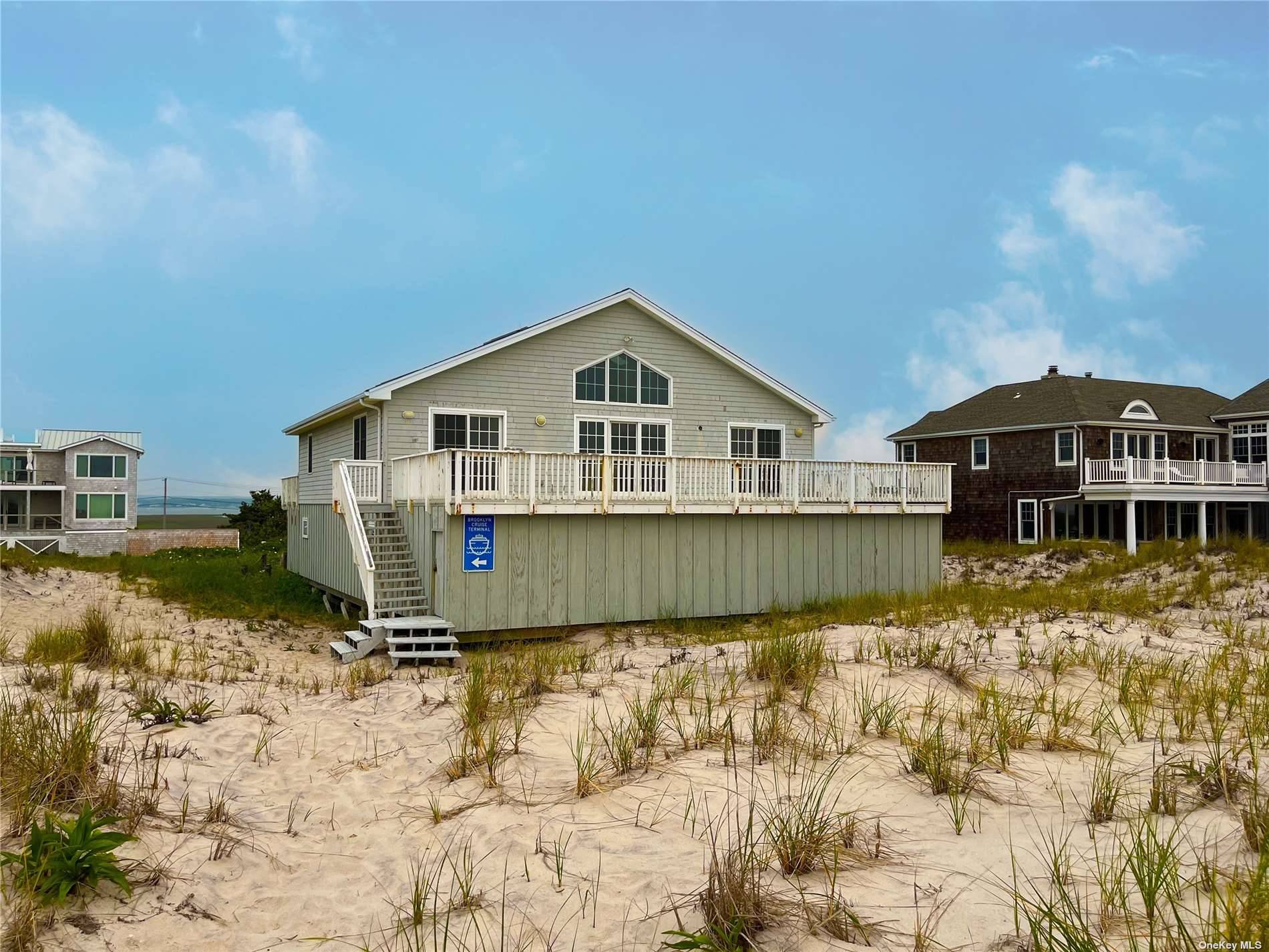 Welcome to the beach ! Take some time to enjoy the summer on the ocean in this lovely beachfront home.