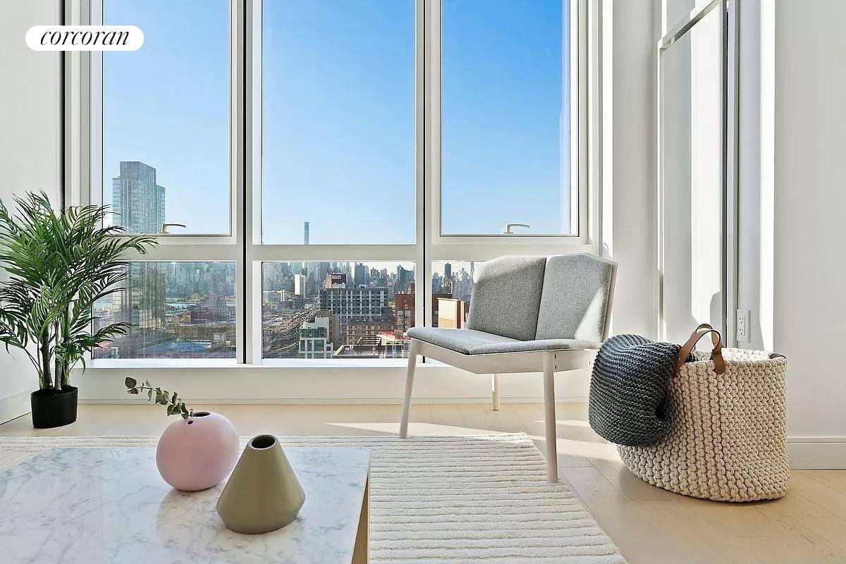 With welcoming interiors, elegant finishes, and a broad range of services, the traditional grit of Long Island City interlocks seamlessly with an unmatched and elevated residential experience at Aurora.