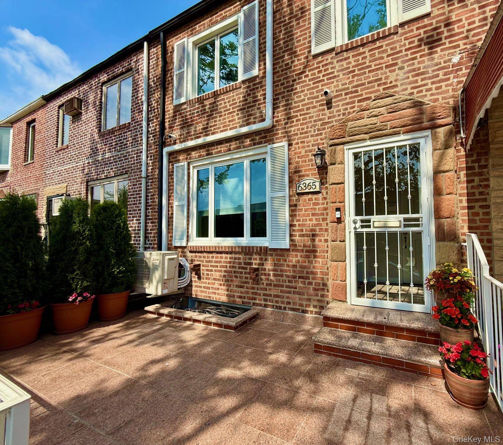 3 Bedroom, 2 Bath Duplex apartment for Rent 6365 76th Street, Middle Village, NY !