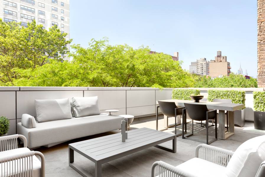 Offering the indispensable luxury of a large private terrace and an abundance of light, combined with an effortless separation of space and skyline views in one of Downtown Manhattan s ...