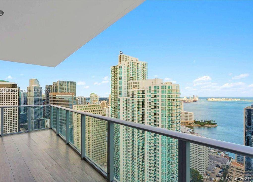 High floor and spacious corner unit, with 3B plus Den and private elevator.