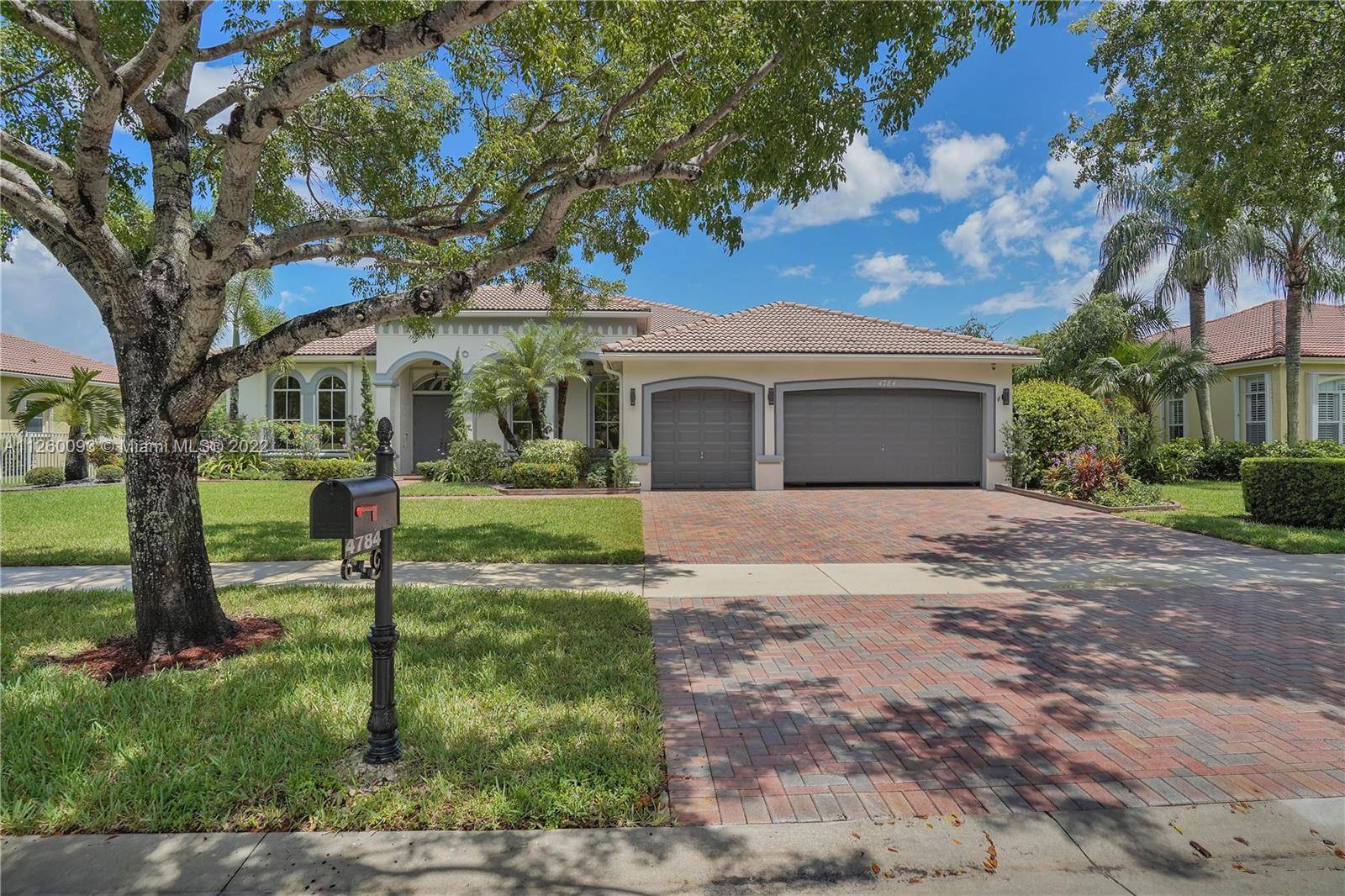 GATE ACCESS NEEDED FOR HOUSE TOUR THIS SAT CALL LA PLEASE Gorgeous lakefront fountain view home on oversized lot right in the center of the gated community of Hibbs Grove.