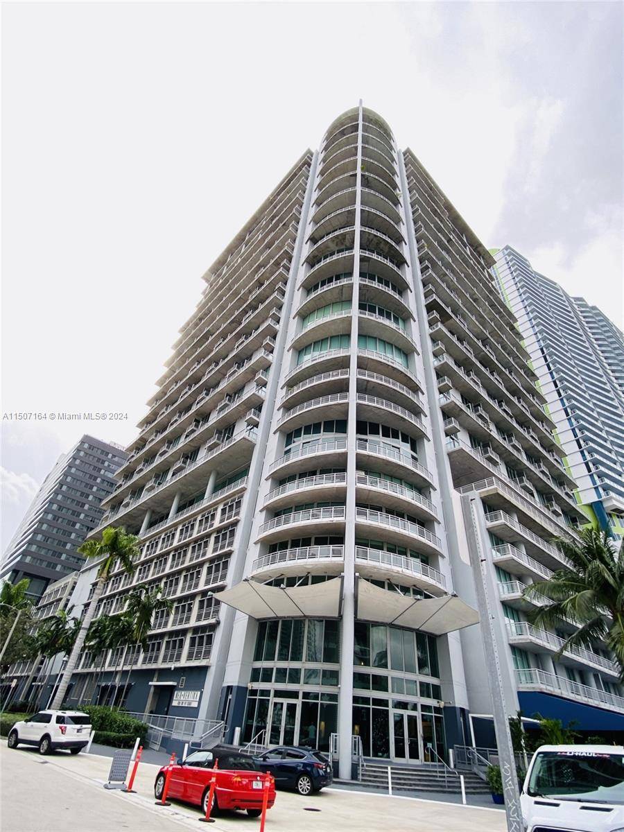 Loft style condominium offering 2 levels of views only Miami can offer.