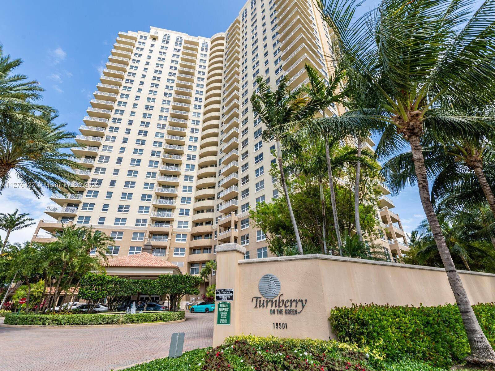 Fully furnished property, profitable for investors in the heart of Aventura in the 26th floor 2 2.