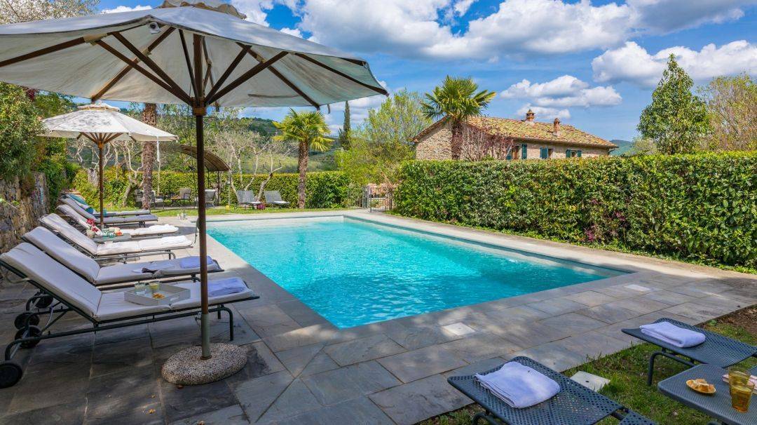 Luxury villa for sale in the countryside close to Castiglion Fiorentino with a private park of 3 hectares with olive grove and a swimming pool