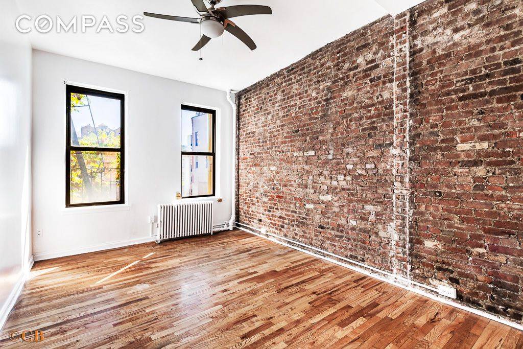 This charming studio is located on a tree lined street at 110 Thompson Street in Historic Soho, this neighborhood is known for its architecture, galleries, and wonderful shops and restaurants.
