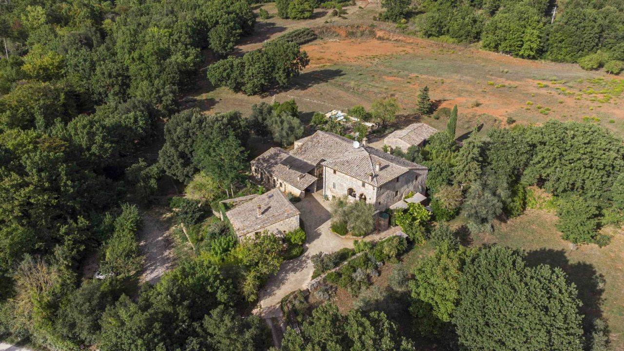 For sale in Tuscany, Siena, In unique location large farm in Sovicille with restored country houses, outbuildings, pool, olive groves, woodland