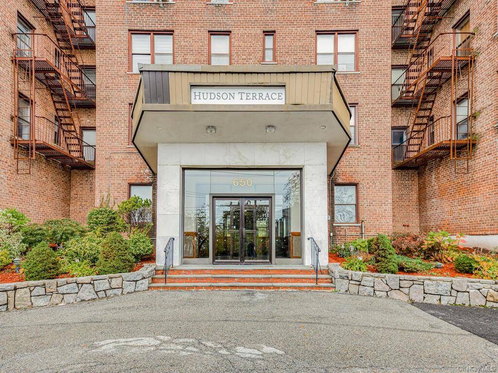 Welcome to this move in ready Junior 4 coop located by the Hudson River in Yonkers !