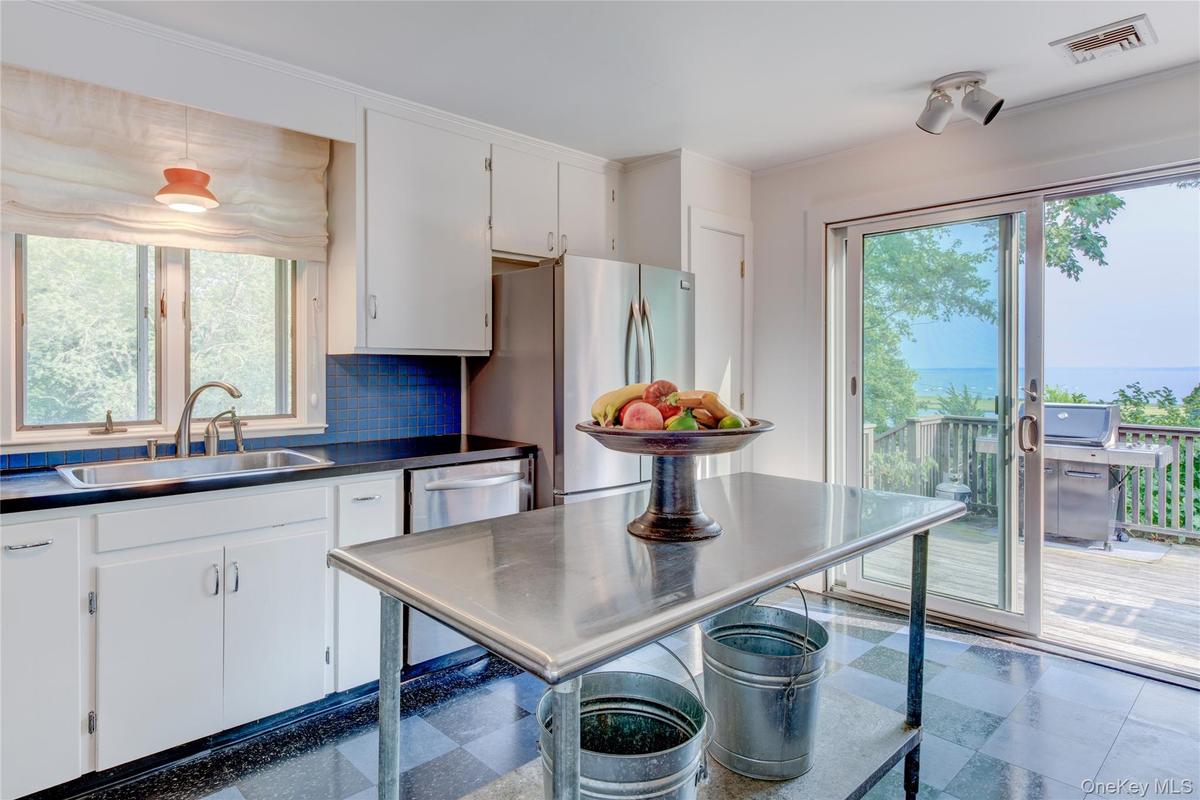 kitchen, glass door to deck