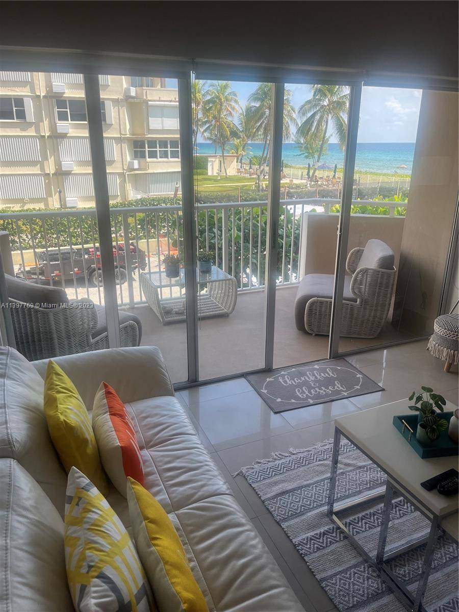 Bright unit just redone with luxury furnitures and decorated in a Ocean front condo services.