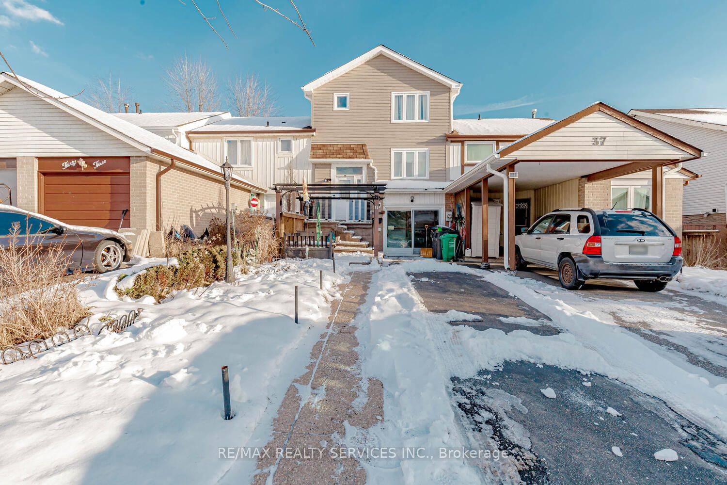 Freehold townhome located in much sought after community of Heart Lake.