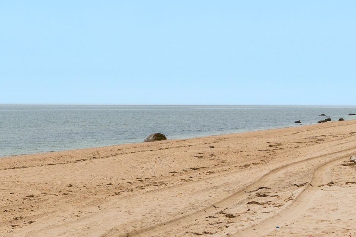 Easy access to community Beach