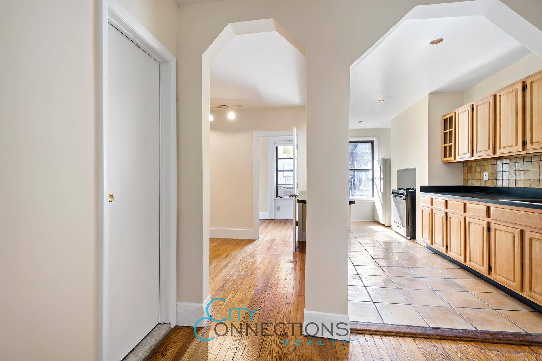 Let the sunshine in ! Happy, bright and ultra comfortable apartment in the heart of Midtown East Sutton Place area.