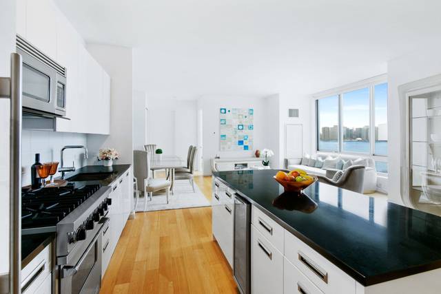 Exquisite 2 bedroom 2 bath with spectacular Manhattan skyline, water and city views.