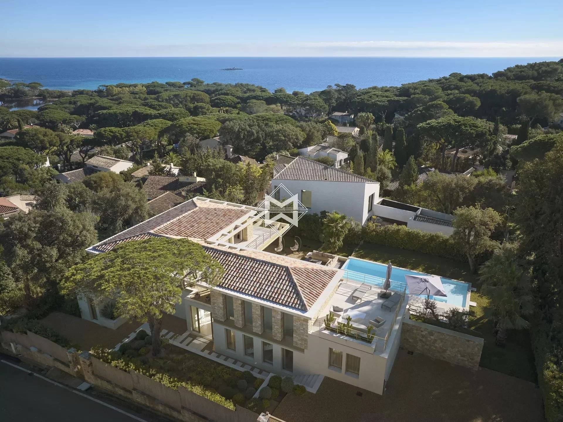 Property in a domain with sea view at walking distance from the beach