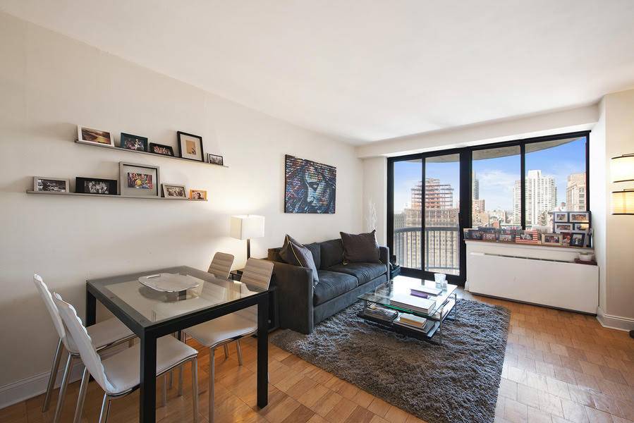 Overlooking Madison Square Park and with wide open city skyline views, you feel as if you are on top of the world !