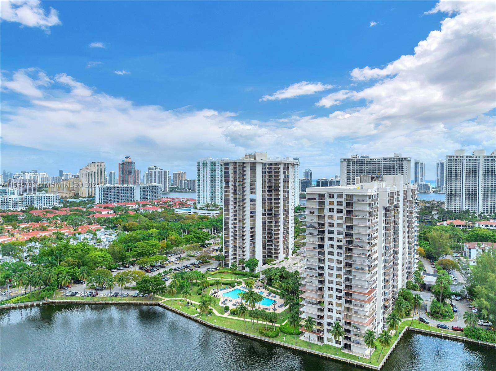 BEST LUXURY FINISHING IN AVENTURA Biscayne Cove Condo offers an exquisite selection of luxury apartments in aventura, boasting brand new interior finishing starting from 458, 000.